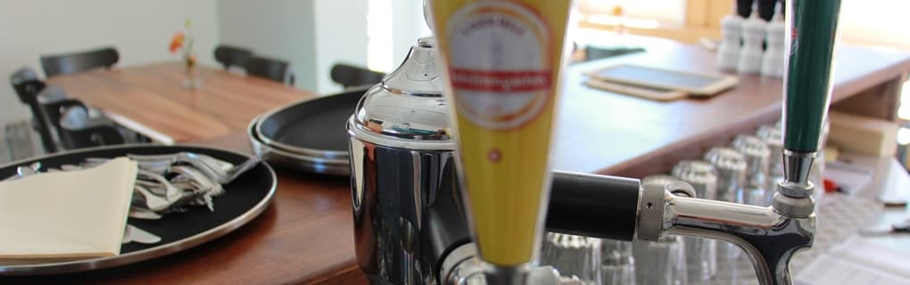 Zapfhahn mit Schützengarten-Bier und gedeckter Tisch im Barcelona Central
