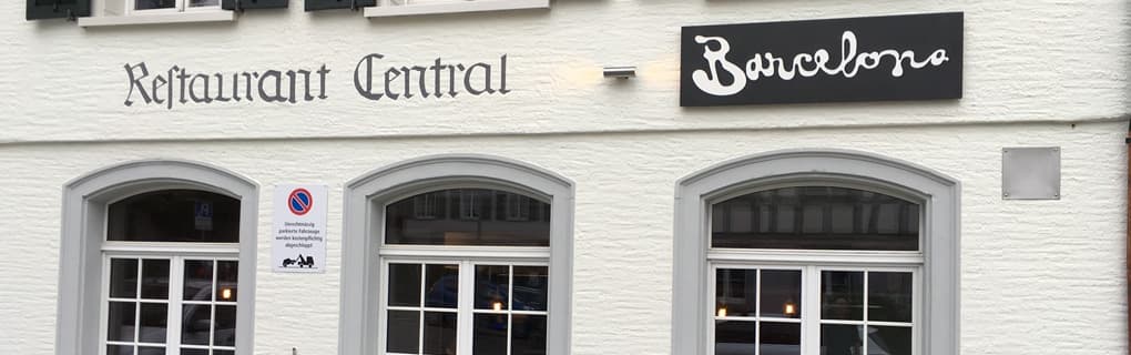 Fassade an der Tonhallestrasse 24 in Wil: alte Central-Fraktur neben dem schwarzen Barcelona-Schild
