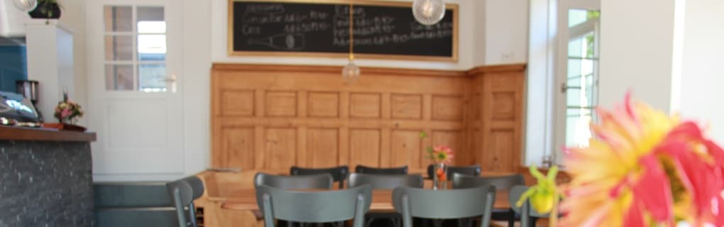 Getäferte Stube des Barcelona Central: Wandtafel mit Weinliste über der Holzvertäfelung